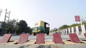 The new strip of tyre killers in Noida has a different design from the previous one that was criticised by some groups as being unsafe.(Sunil Ghosh / HT Photo) The new strip of tyre killers in Noida has a different design from the previous one that was criticised by some groups as being unsafe.(Sunil Ghosh / HT Photo)