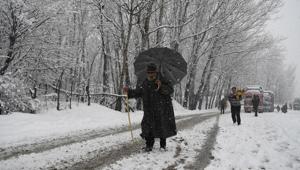 A man walks snow covered Srinagar-Jammu National Highway during fresh snowfall in Qazigund, south Kashmir on January 31.(ANI Photo) A man walks snow covered Srinagar-Jammu National Highway during fresh snowfall in Qazigund, south Kashmir on January 31.(ANI Photo)
