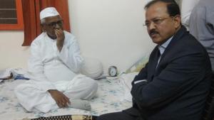 Union minister of state Subhash Bhamre met activist Anna Hazare at Ralegan Siddhi in Pune, on Monday, February 4, 2019,t o dissuade him from continuing with his hunger strike.(HT Photo) Union minister of state Subhash Bhamre met activist Anna Hazare at Ralegan Siddhi in Pune, on Monday, February 4, 2019,t o dissuade him from continuing with his hunger strike.(HT Photo)
