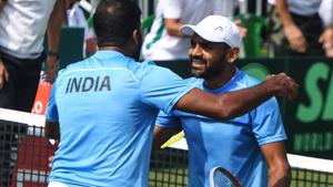 Rohan Bopanna (L) and Divij Sharan (R) celebrate after winning the match.(AFP) Rohan Bopanna (L) and Divij Sharan (R) celebrate after winning the match.(AFP)