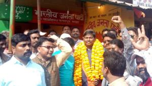 Former Jharkhand CM Arjun Munda was welcomed by people at Kating on his way back from Bandwan after permission was denied to his meeting at Bishnupur in Bankura district, India, on Wednesday.(HT Photo) Former Jharkhand CM Arjun Munda was welcomed by people at Kating on his way back from Bandwan after permission was denied to his meeting at Bishnupur in Bankura district, India, on Wednesday.(HT Photo)