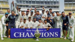 Vidarbha team poses with the trophy after defeating Saurashtra in the Ranji Trophy final.(PTI)