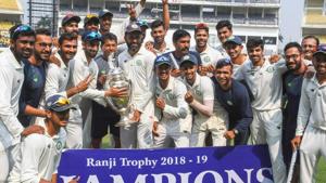 Vidarbha team poses with the trophy after defeating Saurashtra in the Ranji Trophy final.(PTI) Vidarbha team poses with the trophy after defeating Saurashtra in the Ranji Trophy final.(PTI)