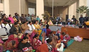 Due to the strike, patients have also stopped coming to the hospital. The emergency had only one patient, against the 10 it sees everyday.(HT Photo) Due to the strike, patients have also stopped coming to the hospital. The emergency had only one patient, against the 10 it sees everyday.(HT Photo)