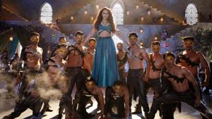 Sonakshi Sinha in the song Mungda from Total Dhamaal. Sonakshi Sinha in the song Mungda from Total Dhamaal.