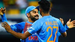 Virat Kohli (L) congratulates teammate Khaleel Ahmed on dismissing Australia's batsman D'Arcy Short.(AFP) Virat Kohli (L) congratulates teammate Khaleel Ahmed on dismissing Australia's batsman D'Arcy Short.(AFP)