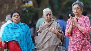 Evening walkers at Dadar’s ShivajiPark protect themselves from chilly winds on Friday.(Hemanshi Kamani/ HT) Evening walkers at Dadar’s ShivajiPark protect themselves from chilly winds on Friday.(Hemanshi Kamani/ HT)