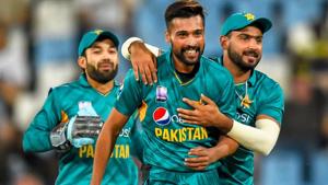 Hussain Talat (R) celebrates with Mohammad Amir (C) after taking the wicket of South Africa's Heinrich Klaasen.(AFP) Hussain Talat (R) celebrates with Mohammad Amir (C) after taking the wicket of South Africa's Heinrich Klaasen.(AFP)