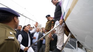 Akhilesh Yadav also posted photographs in his official Twitter handle in which he was seen talking to police officers inside the airport.(Twitter/ Akhilesh Yadav) Akhilesh Yadav also posted photographs in his official Twitter handle in which he was seen talking to police officers inside the airport.(Twitter/ Akhilesh Yadav)
