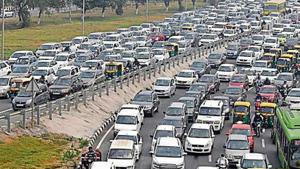 Traffic jam on Delhi-Meerut Expressway towards Sarai Kale Khan, on Ring Road.(Mohd Zakir / HT File) Traffic jam on Delhi-Meerut Expressway towards Sarai Kale Khan, on Ring Road.(Mohd Zakir / HT File)