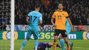 Wolverhampton Wanderers' Mexican striker Raul Jimenez (R) reacts after Newcastle United's Slovakian goalkeeper Martin Dubravka (C) saved his shot during the English Premier League football match between Wolverhampton Wanderers and Newcastle United(AFP) Wolverhampton Wanderers' Mexican striker Raul Jimenez (R) reacts after Newcastle United's Slovakian goalkeeper Martin Dubravka (C) saved his shot during the English Premier League football match between Wolverhampton Wanderers and Newcastle United(AFP)