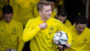 Marco Reus carries the ball as he and his teammates come out to warm up.(AFP)