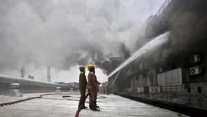 Firefighters try to extinguish a fire that broke out in a plastic factory in New Delhi.(Reuters/Representative photo) Firefighters try to extinguish a fire that broke out in a plastic factory in New Delhi.(Reuters/Representative photo)