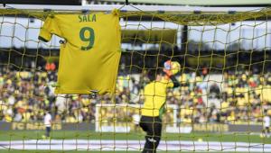 TOPSHOT - A #9 jersey is displayed on the goal in memory of late Argentinian forward Emiliano Sala(AFP) TOPSHOT - A #9 jersey is displayed on the goal in memory of late Argentinian forward Emiliano Sala(AFP)