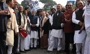 The Congress lawmakers were seen carrying paper planes and posters, alleging corruption in the Rafale deal.(Arvind Yadav/HT) The Congress lawmakers were seen carrying paper planes and posters, alleging corruption in the Rafale deal.(Arvind Yadav/HT)