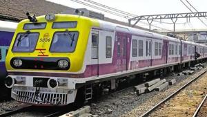 1,619 people died while crossing tracks and 711 people died by falling off trains in Mumbai in 2018(HT file) 1,619 people died while crossing tracks and 711 people died by falling off trains in Mumbai in 2018(HT file)