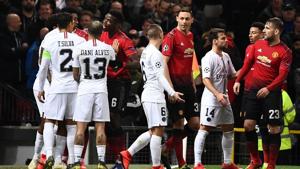 Manchester United's French midfielder Paul Pogba (5R) reacts as he remonstrates with Paris Saint-Germain's Brazilian defender Dani Alves (4L)(AFP) Manchester United's French midfielder Paul Pogba (5R) reacts as he remonstrates with Paris Saint-Germain's Brazilian defender Dani Alves (4L)(AFP)