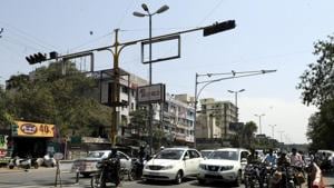 The move to install smart traffic signal in parts of Gurugram is expected to reduce waiting time at signals as the light will remain green for a longer time at the carriageway with the heavier volume of traffic.(HT File / Photo used for representational purpose) The move to install smart traffic signal in parts of Gurugram is expected to reduce waiting time at signals as the light will remain green for a longer time at the carriageway with the heavier volume of traffic.(HT File / Photo used for representational purpose)