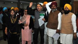 AAP MLAs protest outside the Punjab Vidhan Sabha on the third day of state budget session at Chandigarh on Thursday.(Ravi Kumar/HT) AAP MLAs protest outside the Punjab Vidhan Sabha on the third day of state budget session at Chandigarh on Thursday.(Ravi Kumar/HT)
