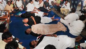 Puducherry chief minister V Narayanasamy and his colleagues slept on a pavement near L-G Kiran Bedi’s residence wearing black shirts on Wednesday night in support of their demand that she sanction 39 government proposals, including a free rice scheme.(PTI) Puducherry chief minister V Narayanasamy and his colleagues slept on a pavement near L-G Kiran Bedi’s residence wearing black shirts on Wednesday night in support of their demand that she sanction 39 government proposals, including a free rice scheme.(PTI)