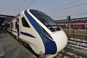 The window of one of the coaches of the engineless train was damaged(Burhaan Kinu/HT PHOTO) The window of one of the coaches of the engineless train was damaged(Burhaan Kinu/HT PHOTO)
