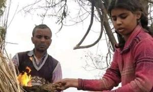 CRPF soldier’s elder daughter lights pyre as thousands mourn.(HT Photo) CRPF soldier’s elder daughter lights pyre as thousands mourn.(HT Photo)