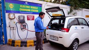 The government aims to move 25% of the transportation to electric vehicles by 2030 in order to reduce air pollution.(Pradeep Gaur/ Mint) The government aims to move 25% of the transportation to electric vehicles by 2030 in order to reduce air pollution.(Pradeep Gaur/ Mint)