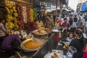 On the Khaki Tours food walk in Bhendi Bazaar, Mumbai, stops include the mausoleum of the Syednas, the spiritual head of the Bohri community, as well as street-side eateries serving up everything from tiranga kebabs (above) to patrel biryani, a dish where colocasia leaves replace rice.(Pratik Chorge / HT Photo) On the Khaki Tours food walk in Bhendi Bazaar, Mumbai, stops include the mausoleum of the Syednas, the spiritual head of the Bohri community, as well as street-side eateries serving up everything from tiranga kebabs (above) to patrel biryani, a dish where colocasia leaves replace rice.(Pratik Chorge / HT Photo)
