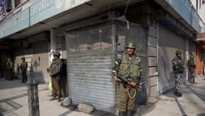 Soldiers stand guard outside a closed market area during a shutdown in Srinagar on Saturday.(AP) Soldiers stand guard outside a closed market area during a shutdown in Srinagar on Saturday.(AP)