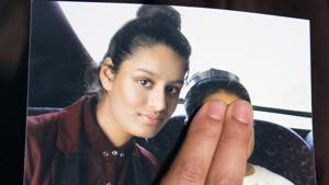 Renu Begum, sister of teenage British girl Shamima Begum, holds a photo of her sister as she makes an appeal for her to return home at Scotland Yard, in London.(REUTERS) Renu Begum, sister of teenage British girl Shamima Begum, holds a photo of her sister as she makes an appeal for her to return home at Scotland Yard, in London.(REUTERS)