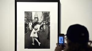 The ecstatic sailor shown kissing a woman in Times Square celebrating the end of World War II died Sunday. George Mendonsa was 95.(AFP) The ecstatic sailor shown kissing a woman in Times Square celebrating the end of World War II died Sunday. George Mendonsa was 95.(AFP)