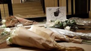 Flowers are laid in tribute to late German fashion designer Karl Lagerfeld outside the French fashion house Chanel, in Paris on Tuesday.(AFP) Flowers are laid in tribute to late German fashion designer Karl Lagerfeld outside the French fashion house Chanel, in Paris on Tuesday.(AFP)