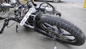 According to police, the two engineers on the bike were thrown into the air when a four wheeler hit their vehicle from behind.(Sunil Ghosh / HT Photo) According to police, the two engineers on the bike were thrown into the air when a four wheeler hit their vehicle from behind.(Sunil Ghosh / HT Photo)