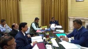 Bihar Board chairman Anand Kishor holding a meeting a day before the matric exam begins.(HT) Bihar Board chairman Anand Kishor holding a meeting a day before the matric exam begins.(HT)