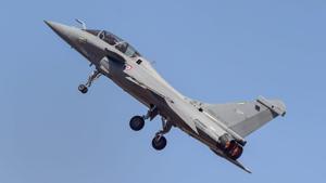 French aircraft Rafale manoeuvres during the inauguration of the 12th edition of AERO India 2019 air show at Yelahanka airbase in Bengaluru on Wednesday.(PTI Photo) French aircraft Rafale manoeuvres during the inauguration of the 12th edition of AERO India 2019 air show at Yelahanka airbase in Bengaluru on Wednesday.(PTI Photo)