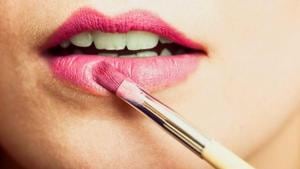 Pregnant women should stick to wearing lipsticks made up of natural ingredients to avoid any threat to their baby’s health. (Shutterstock) Pregnant women should stick to wearing lipsticks made up of natural ingredients to avoid any threat to their baby’s health. (Shutterstock)