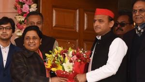 Samajwadi party Chief Akhilesh Yadav greets Bahujan Samaj Party supremo Mayawati on her 63rd birthday at her residence, in Lucknow on January 15.(HT File Photo)
