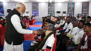 Prime Minister Narendra Modi interacts with beneficiaries of Pradhan Mantri Jan Arogya Yojana Ayushman Bharat, in Ranchi, Jharkhand.(ANI) Prime Minister Narendra Modi interacts with beneficiaries of Pradhan Mantri Jan Arogya Yojana Ayushman Bharat, in Ranchi, Jharkhand.(ANI)