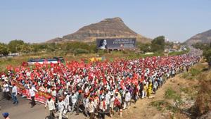 Thousands of farmers began a march from Nashik on Thursday morning but called off their protest after the government stepped in later in the day.(Shrikant Gorde/HT) Thousands of farmers began a march from Nashik on Thursday morning but called off their protest after the government stepped in later in the day.(Shrikant Gorde/HT)