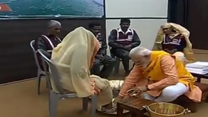Prime Minister Narendra Modi washes the feet of the sanitation workers.(Narendra Modi/Twitter)