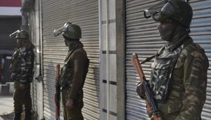 Central Reserve Police Force (CRPF) personnel stand guard outside a closed market area during a shutdown in central Srinagar.(ANI) Central Reserve Police Force (CRPF) personnel stand guard outside a closed market area during a shutdown in central Srinagar.(ANI)