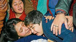Relatives of slain DSP Aman Kumar Thakur, mourn during his funeral procession in Jammu on Monday.(PTI) Relatives of slain DSP Aman Kumar Thakur, mourn during his funeral procession in Jammu on Monday.(PTI)