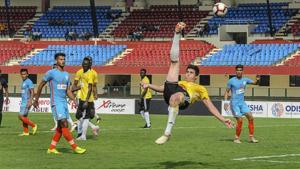 Real Kashmir’s Mason Robertson (yellow) attempts an overhead kick against team Indian Arrows.(PTI) Real Kashmir’s Mason Robertson (yellow) attempts an overhead kick against team Indian Arrows.(PTI)