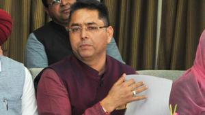 AAP MLA Aman Arora (in maroon jacket) had sought March 31 as the deadline, saying income tax returns are filed according to closing of financial year.(HT Photo) AAP MLA Aman Arora (in maroon jacket) had sought March 31 as the deadline, saying income tax returns are filed according to closing of financial year.(HT Photo)