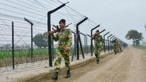 BSF jawans patrolling along the Indo-Pak international border in Amritsar on Wednesday.(HT Photo) BSF jawans patrolling along the Indo-Pak international border in Amritsar on Wednesday.(HT Photo)