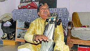 In an environment of growing religious strife, Padma Shri Ustad Moinuddin Khan, Rajasthan’s only Sarangi artist, gives a strong message of communal harmony.(HT Photo) In an environment of growing religious strife, Padma Shri Ustad Moinuddin Khan, Rajasthan’s only Sarangi artist, gives a strong message of communal harmony.(HT Photo)