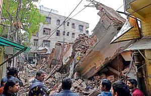 On a usual working day, the four-storey Karol Bagh building that collapsed on Wednesday would be occupied by about a 100 workers and visitors.(Sanchit Khanna/HT Photo) On a usual working day, the four-storey Karol Bagh building that collapsed on Wednesday would be occupied by about a 100 workers and visitors.(Sanchit Khanna/HT Photo)