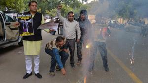 People burst crackers in New Delhi after IAF’s strike on Jaish terror camps across LoC.(AFP) People burst crackers in New Delhi after IAF’s strike on Jaish terror camps across LoC.(AFP)