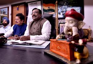 State finance minister Sudhir Mungantiwar and MoS finance Deepak Kesarkar go through the interim budget document at Vidhan Bhavan on Tuesday.(Anshuman Poyrekar/HT Photo) State finance minister Sudhir Mungantiwar and MoS finance Deepak Kesarkar go through the interim budget document at Vidhan Bhavan on Tuesday.(Anshuman Poyrekar/HT Photo)