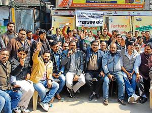 Hundreds of wholesale traders on Thursday afternoon staged a protest and blocked GT Road near Hapur crossing following the murder of a 55-year-old oil trader on Wednesday night.(Sakib Ali/HT Photo) Hundreds of wholesale traders on Thursday afternoon staged a protest and blocked GT Road near Hapur crossing following the murder of a 55-year-old oil trader on Wednesday night.(Sakib Ali/HT Photo)
